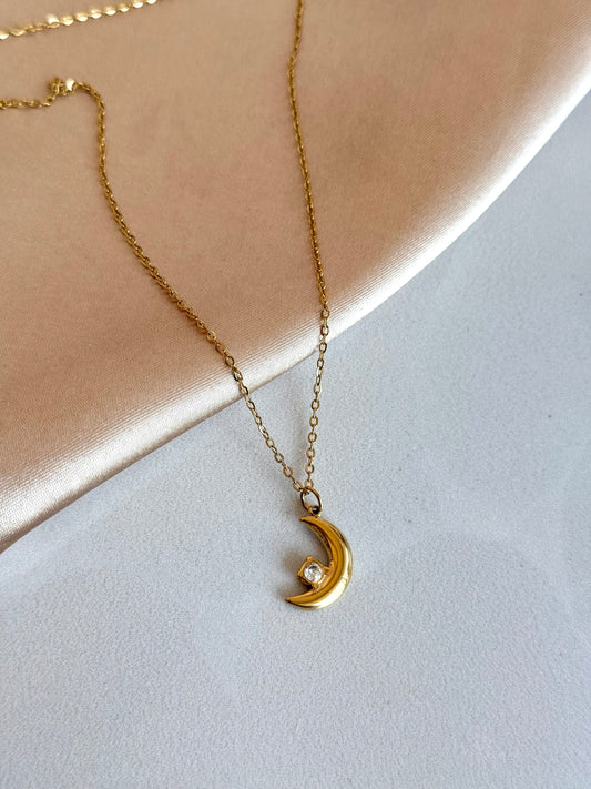 Çelik Taşlı Hilal Kolye