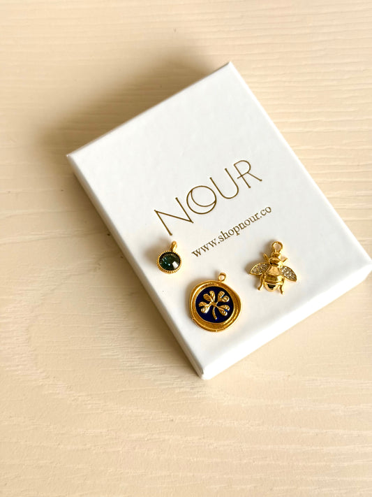 Yonca Arı Mavi Taş Charm