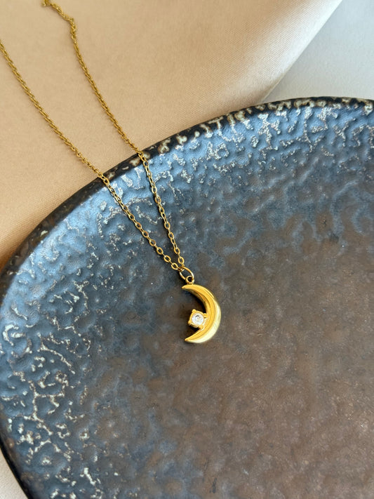 Çelik Taşlı Hilal Kolye