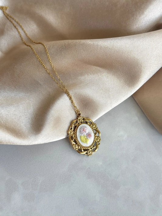 Pembe Çiçek Etamin İşleme Kolye