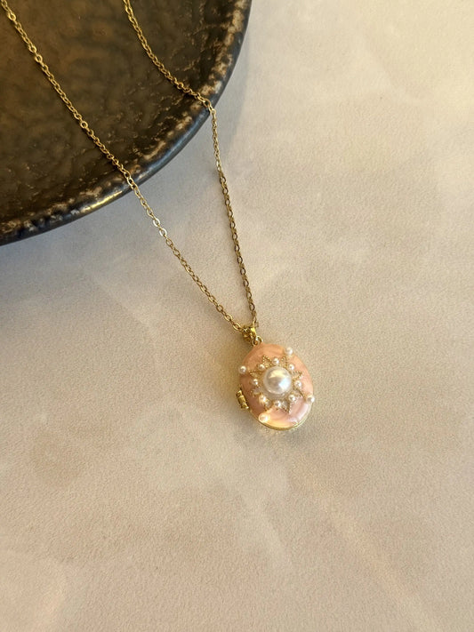 Pembe İncili Madalyon