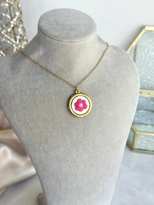 Pembe Papatya Etamin İşleme Kolye