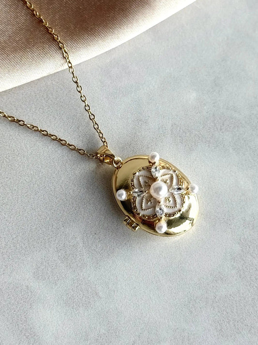 Altın Otantik Çiçek Madalyon Kolye