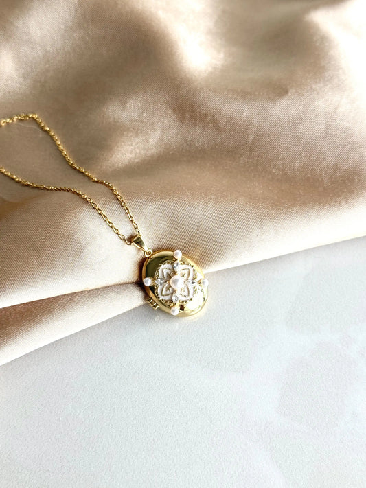 Altın Otantik Çiçek Madalyon Kolye