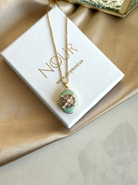 işlemeli Yeşil Madalyon Kolye