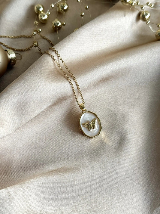 Beyaz Kelebek Madalyon Kolye