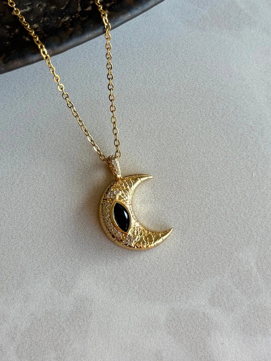 Safir Taşlı Hilal Kolye