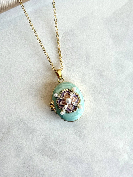 işlemeli Yeşil Madalyon Kolye